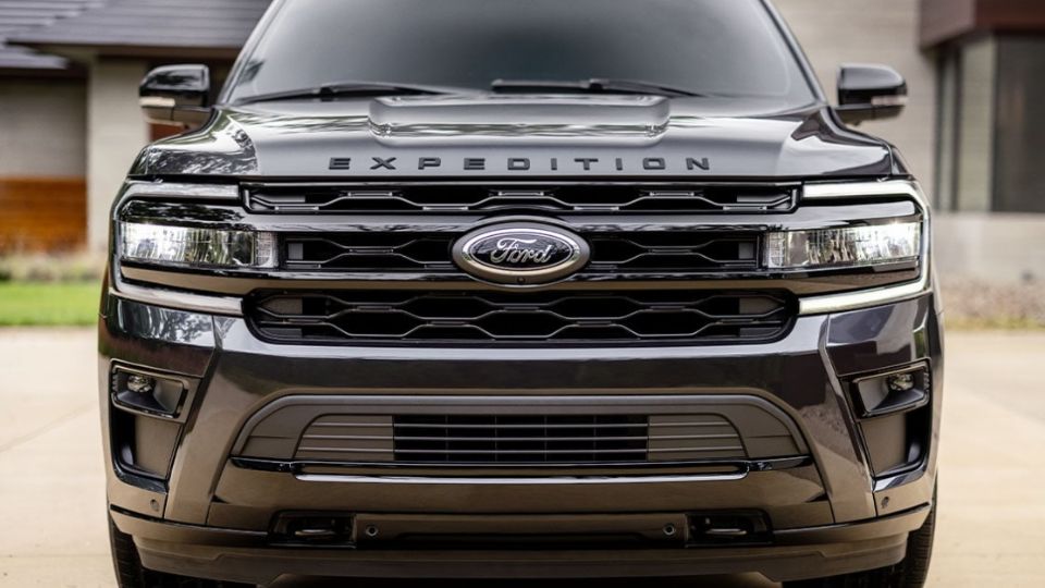 La Ford Expedition Stealth Performance 2024 es una camioneta robusta y elegante.