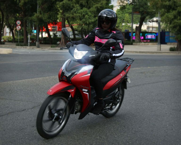 Cómo debe ir una motocicleta en las calles