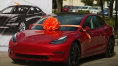 Por pagar predial a tiempo, hombre se gana un Tesla y lo vende para saldar otras deudas