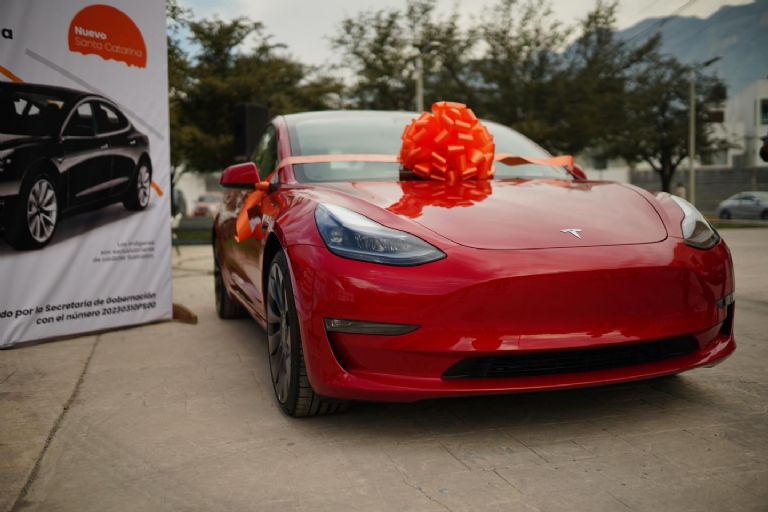 Vende su Tesla Model 3 para y paga sus deudas