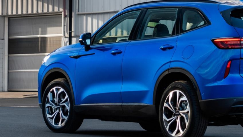 Es una SUV compacta elegante, potente, equipada y también híbrida