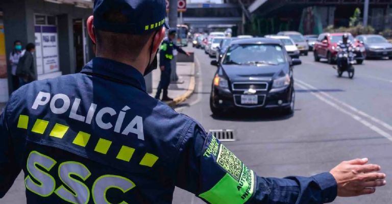 ¿Maquillarse al conducir es multa en CDMX?