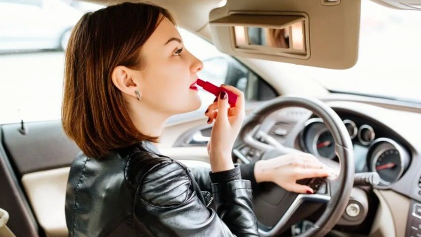 ¿Maquillarse mientras conduces amerita una infracción?, ¡la manita de gato sale cara!