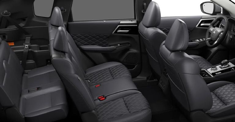 Interior de la Mitsubishi Outlander PHEV 2024