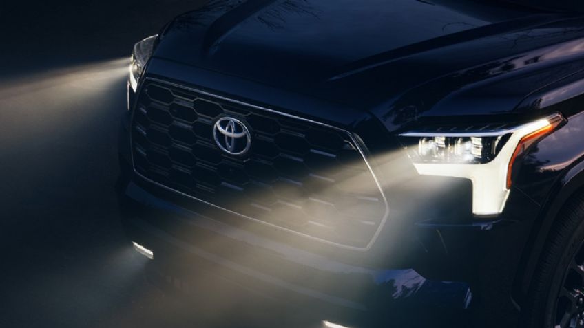 Híbrida, equipada y con tecnología 100% japonesa: La camioneta de Toyota que es todo un lujo