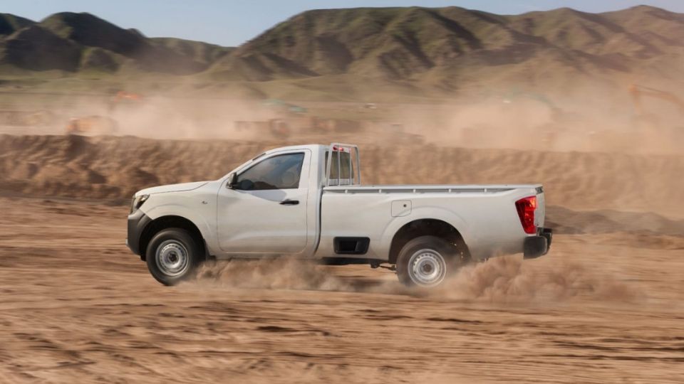 La Nissan NP300 2024 es considerada como una de las pick-ups más baratas del segmento.