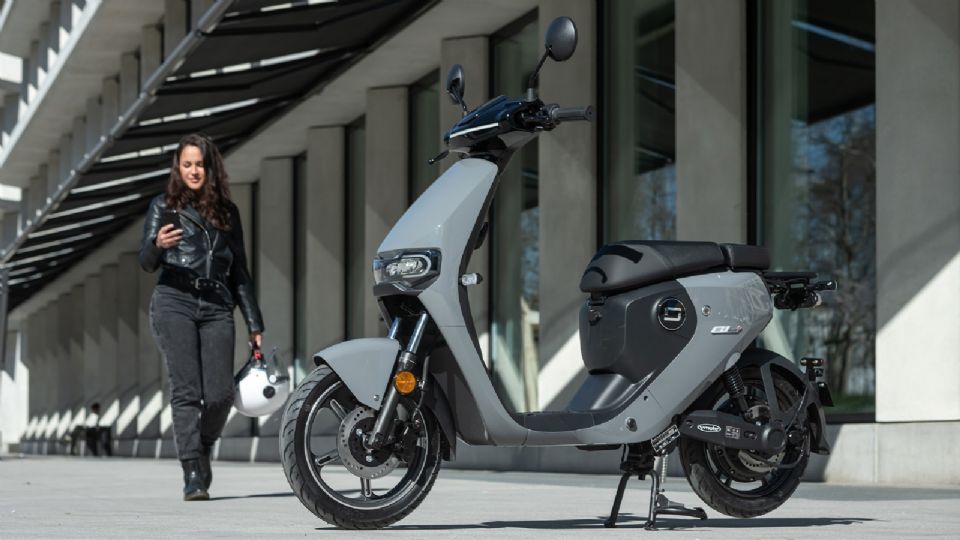 Una moto eléctrica vanguardista y barata.