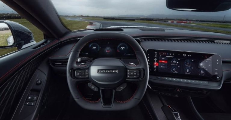 Motor e interior del Dodge Charger 2025