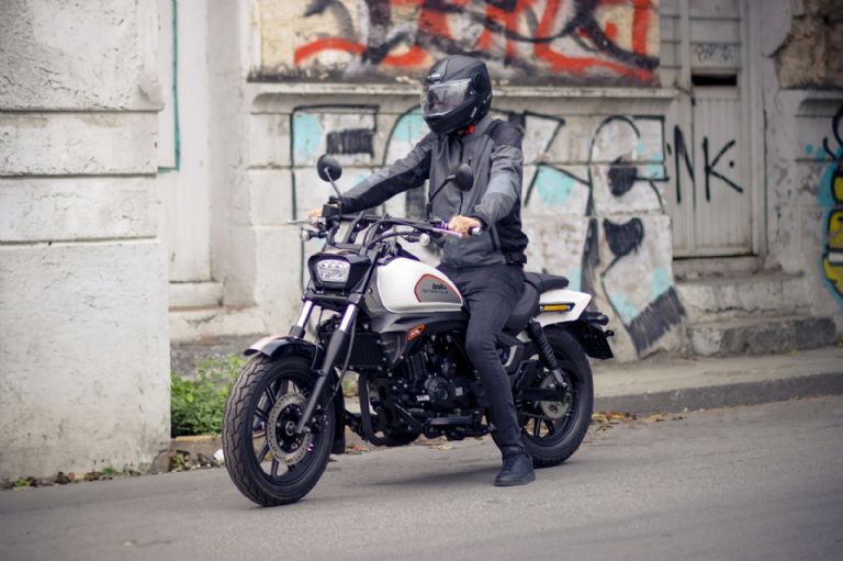 Izuka K19 Una moto Imponente y agresiva