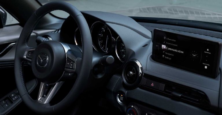 Motor e interior del Mazda MX-5 2024