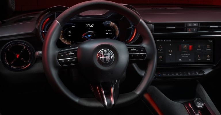 Motor e interior del Alfa Romeo Milano 2024