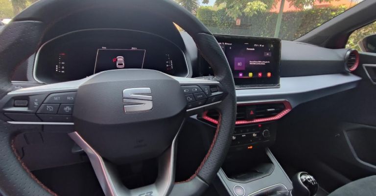 Motor e interior del SEAT Ibiza FR 1.0 2024