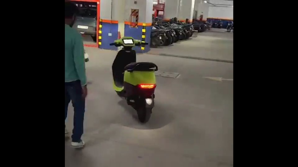 ¡No es una broma! Así es la moto que puede circular por si sola.