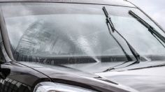 La peligrosa razón por la que no se recomienda llenar el deposito del líquido limpiaparabrisas con agua