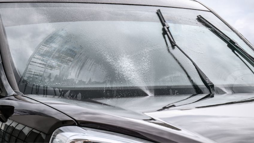 La peligrosa razón por la que no se recomienda llenar el deposito del líquido limpiaparabrisas con agua
