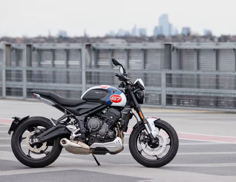 Características de la moto Triumph 660 Triple Tribute Edition