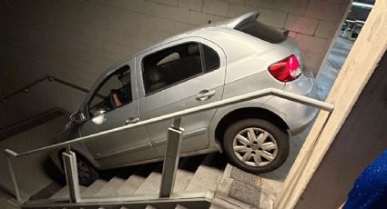 Aficionado se equivoca de salida y acaba con el auto atorado en escaleras del estadio