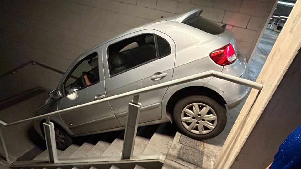 Aficionado se equivoca de salida y acaba con el auto atorado en escaleras del estadio