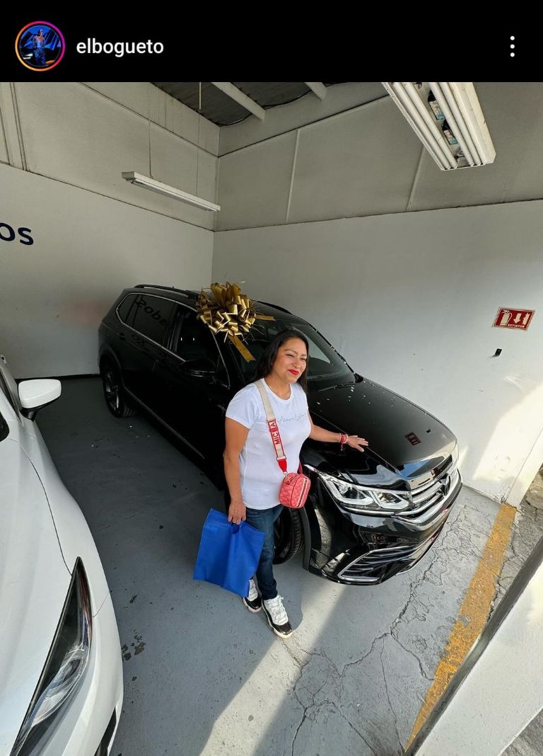 El Bogueto le regala un Volkswagen Tiguan a su mamá