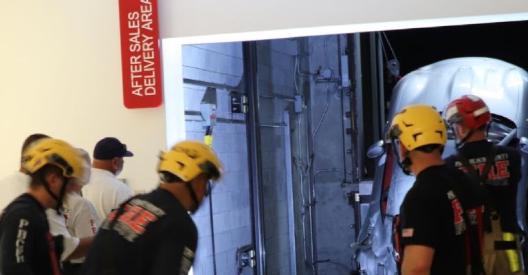Cae Ferrari Roma de ascensor