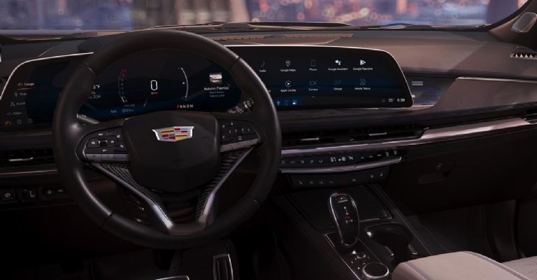 Motor e interior de la Cadillac XT4 2024