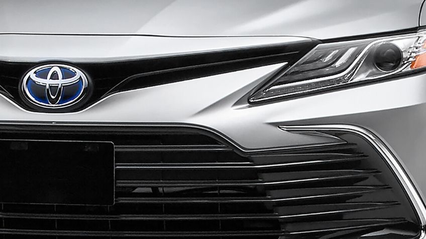 Es japonés, híbrido y uno de los mejores sedanes compactos del momento