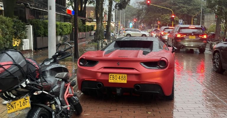 Ferrari mal estacionado