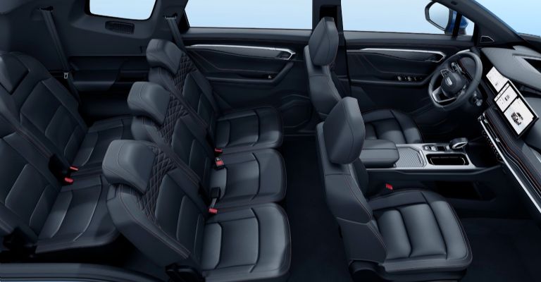 Motor e interior de la Geely Okavango 2024