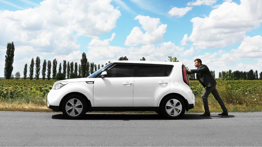 ¿Buena o mala idea? Los pros y contras de empujar un auto si se queda sin batería