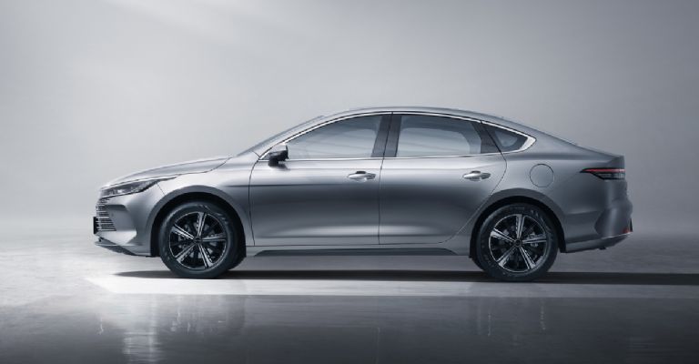 Toyota Prius versus BYD King, ¿qué auto híbrido de origen asiático es mejor?