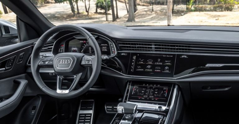 Motor e interior de la Audi SQ8 2024