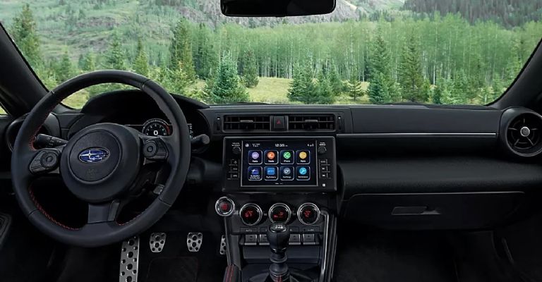 Motor e interior del Subaru BRZ 2024