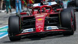 Foto que representa a Carlos Sainz y la extraña coincidencia con Ferrari con el número 5