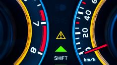 ¿Qué significa el triángulo amarillo con signo de exclamación en el tablero de mi auto?