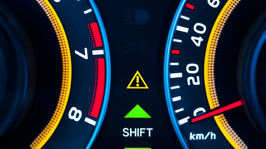 ¿Qué significa el triángulo amarillo con signo de exclamación en el tablero de mi auto?