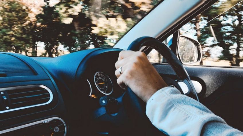 Poner el punto muerto al detenerse en un semáforo, ¿es buena o mala opción?