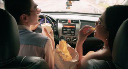 ¿Es legal o ilegal comer en el auto? ¡OJO! Esto dice la Ley