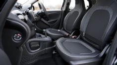 Trucazo para limpiar las alfombras del auto con un simple utensilio casero