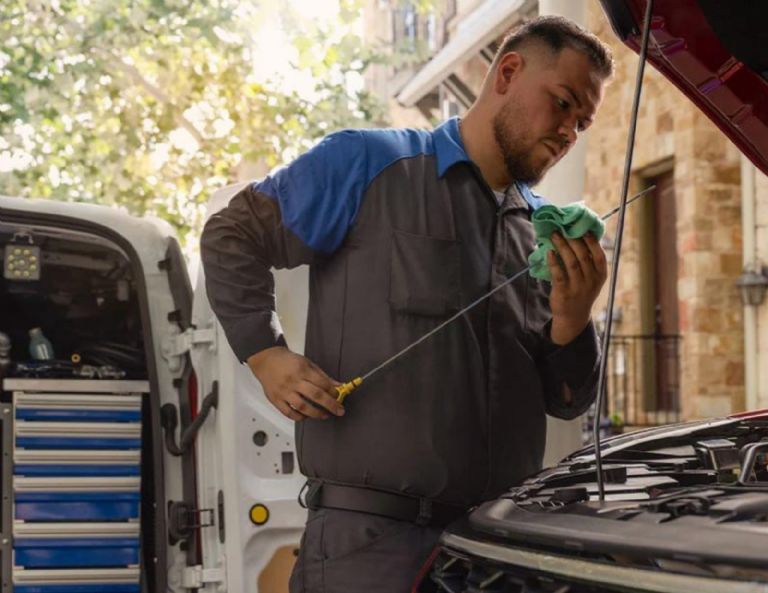 Así se mide el aceite de un auto, paso a paso