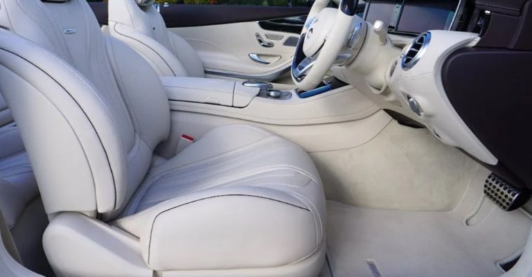 Limpia las alfombrillas de tu auto