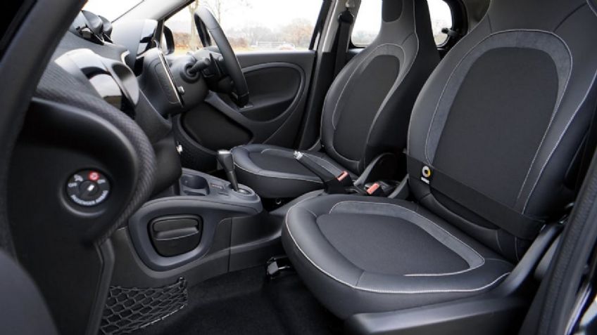 Trucazo para limpiar las alfombras del auto con un simple utensilio casero