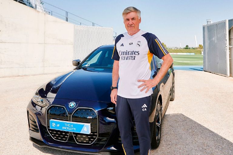 Carlo Ancelotti conduce este auto eléctrico de lujo