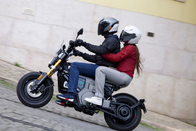 Datos y equipamiento de la moto eléctrica BMW CE 02