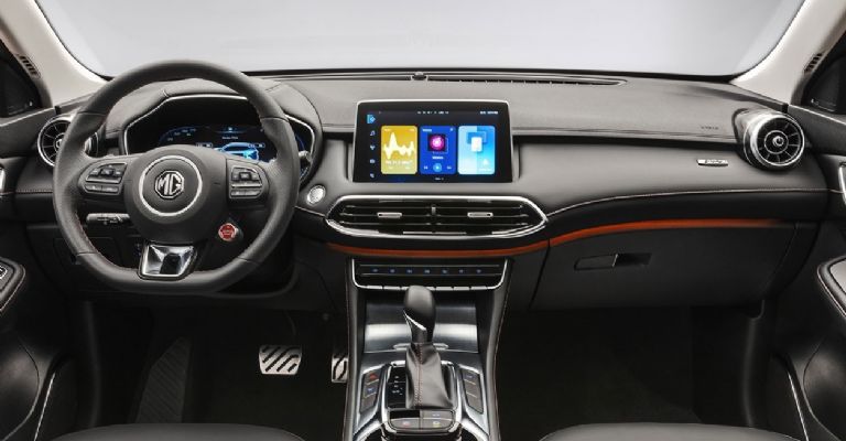 Motor e interior de la MG HS 2024