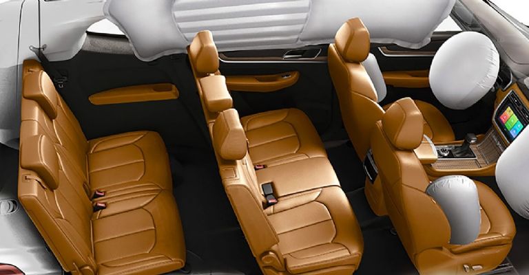 Interior de la MG RX8 2024