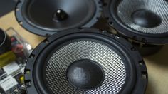 ¿Cómo se limpian las bocinas de un auto?