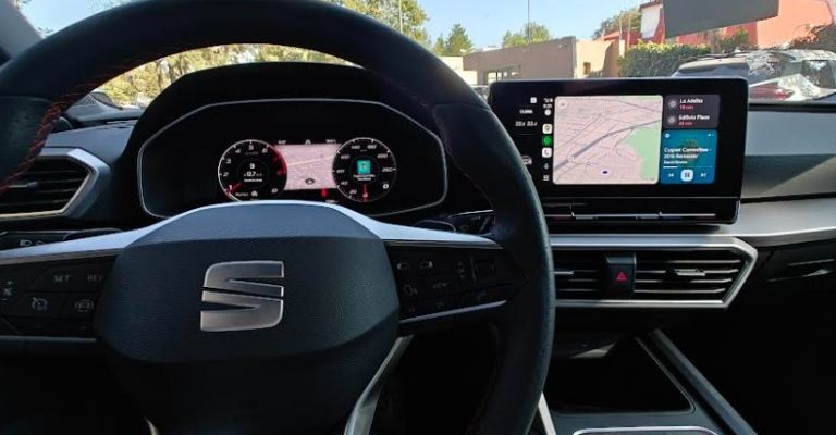 Motor e interior del SEAT León FR 2024