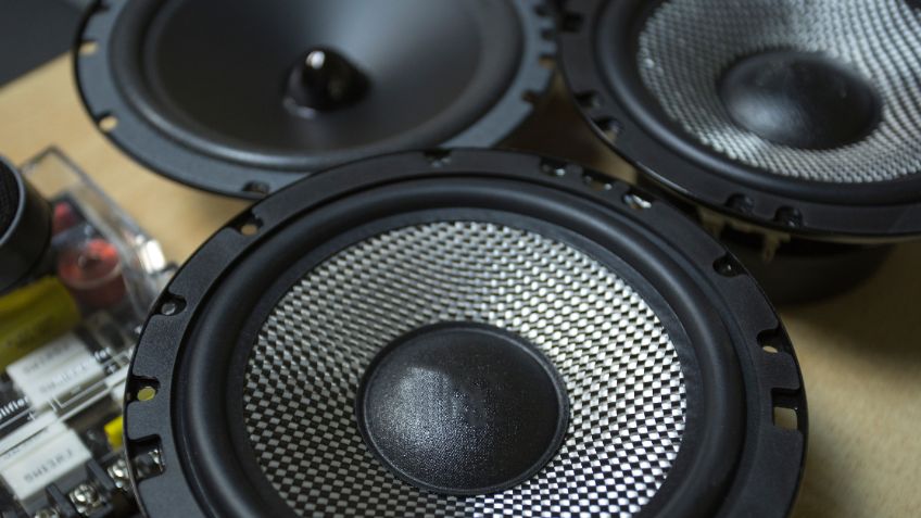 ¿Cómo se limpian las bocinas de un auto?