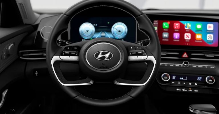 Motor e interior del Hyundai Elantra 2024