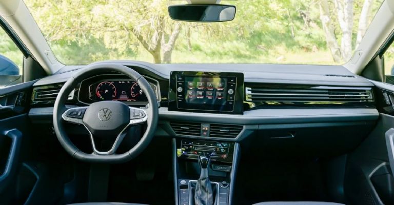 Motor e interior del VW Jetta 2025